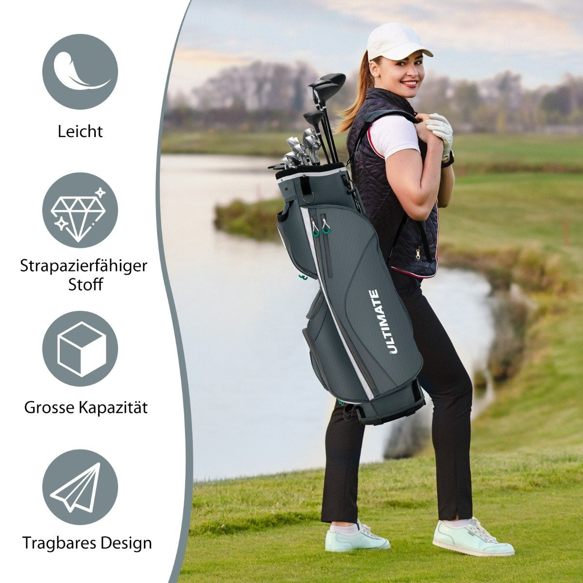 Una mujer con atuendo de golf lleva una bolsa de golf. Sonríe, con gorra, chaleco y guantes. Fondo: campo verde y agua.
