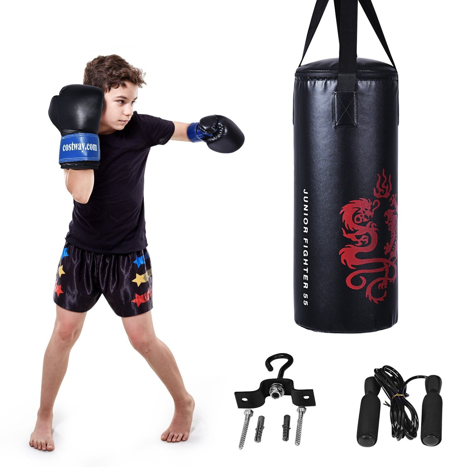 Un niño con guantes de boxeo practica boxeo cerca de un saco de boxeo. También hay equipo de boxeo, una cuerda para saltar y accesorios de montaje.