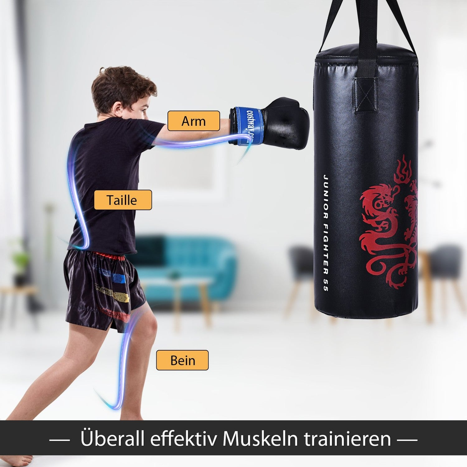 Un niño golpea un saco de boxeo. Lleva guantes y pantalones cortos. La bolsa es negra con un diseño de dragón rojo.