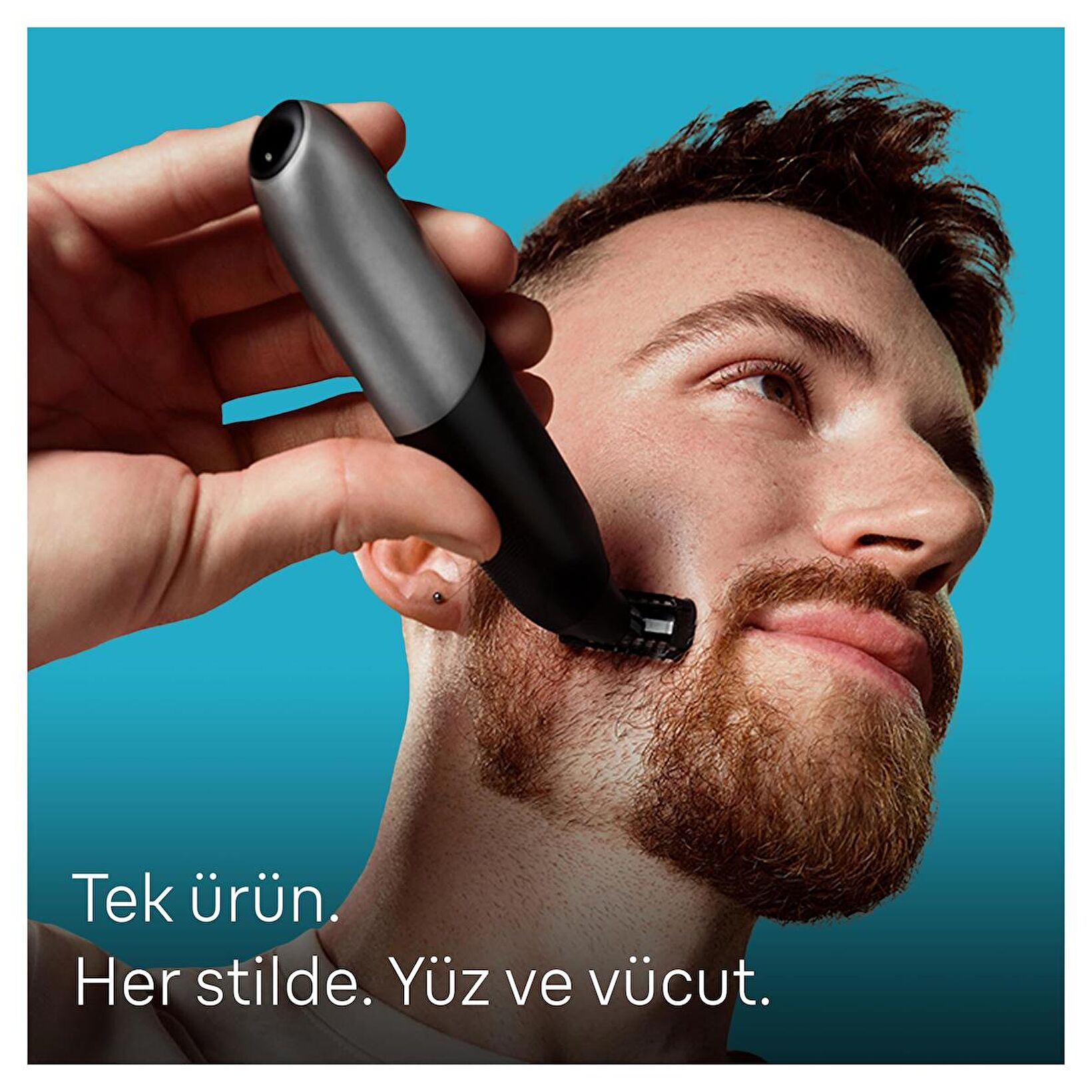 Un uomo si rade la barba con un trimmer, sfondo blu. Testo: Un prodotto unico. Ogni stile. Viso e corpo.