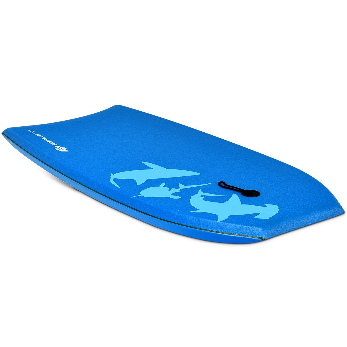 Una tabla de bodyboard azul con siluetas de tiburones. Tiene un asa. La tabla está sobre un fondo blanco.