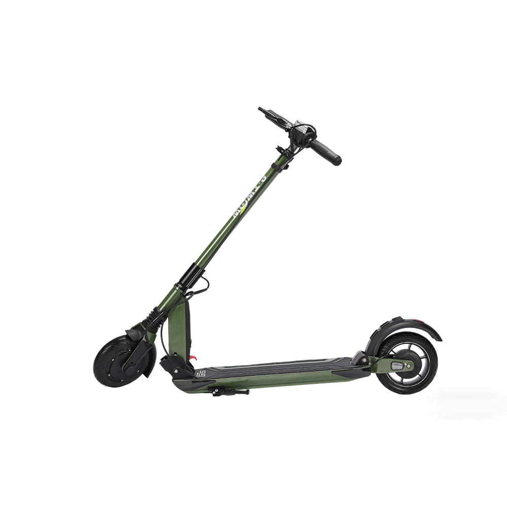 Zielona hulajnoga elektryczna na białym tle. Ma czarną kierownicę i koła. Hulajnoga jest ustawiona pod kątem.