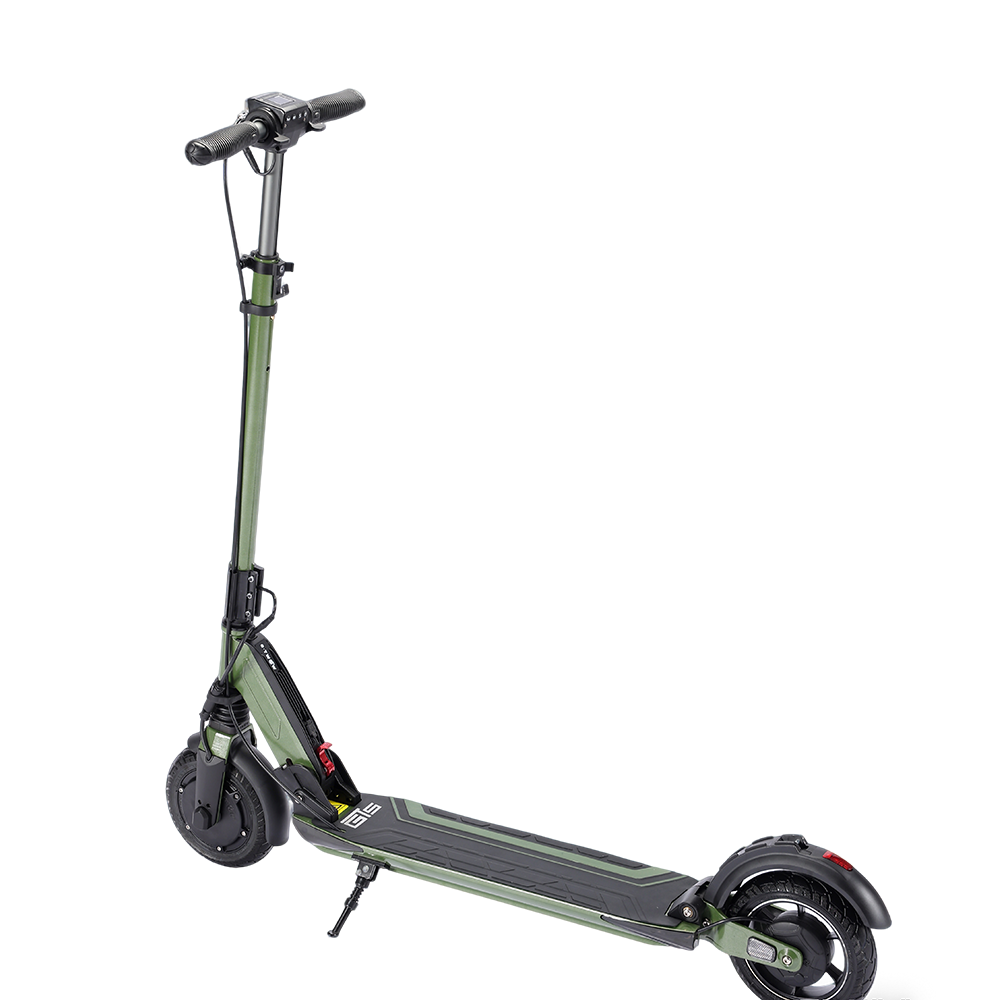 Hulajnoga elektryczna na białym tle. Jest oliwkowo-zielona i czarna, z kierownicą, platformą i dwoma kołami. Podpórka jest opuszczona.