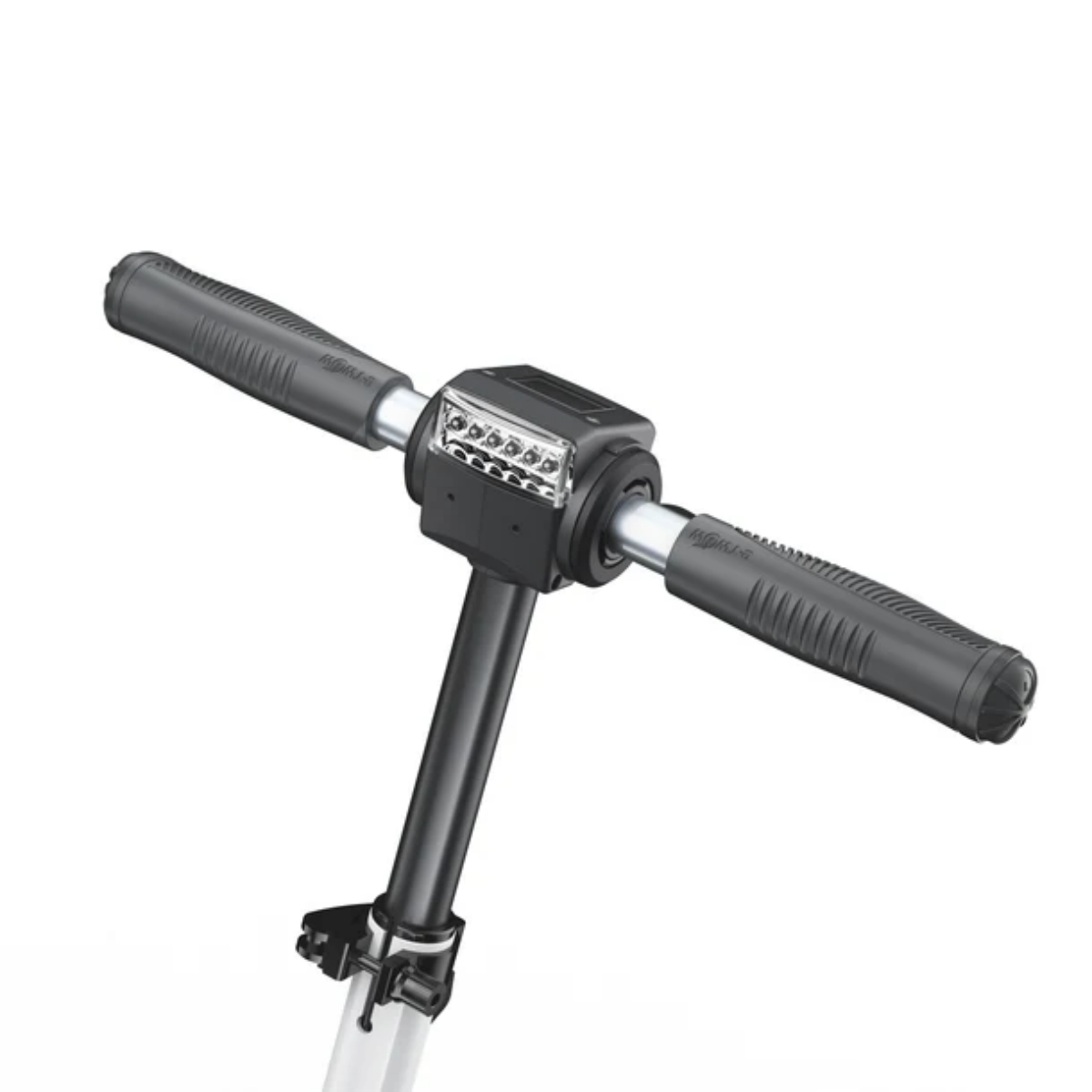 Zbliżenie kierownicy skutera z czarnymi uchwytami, centralnym światłem i czarnym trzpieniem. Białe tło.