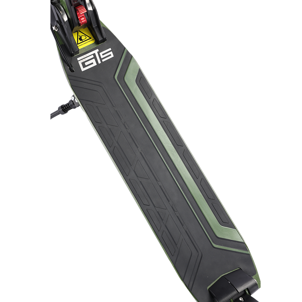 Hulajnoga elektryczna z czarnym i zielonym pokładem. Pokład ma teksturowaną powierzchnię z marką 'GTS'. Dołączony jest kabel ładujący.