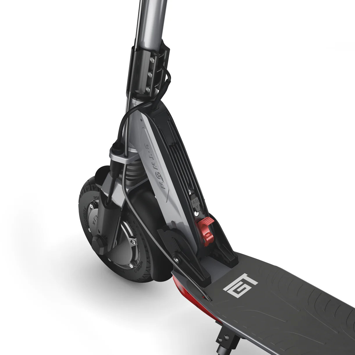 Zbliżenie szarej i czarnej hulajnogi elektrycznej na białym tle. Hulajnoga ma czerwony hamulec, a platforma logo GT.