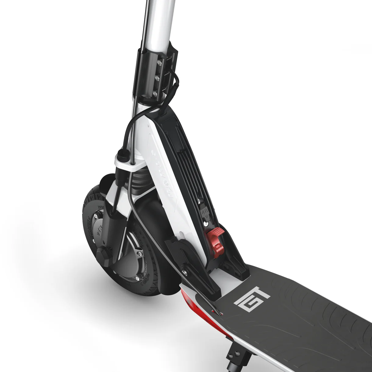 Biało-czarna hulajnoga elektryczna na białym tle. Ma czarny podest z logo 'GT'. Widoczne przednie koło hulajnogi.