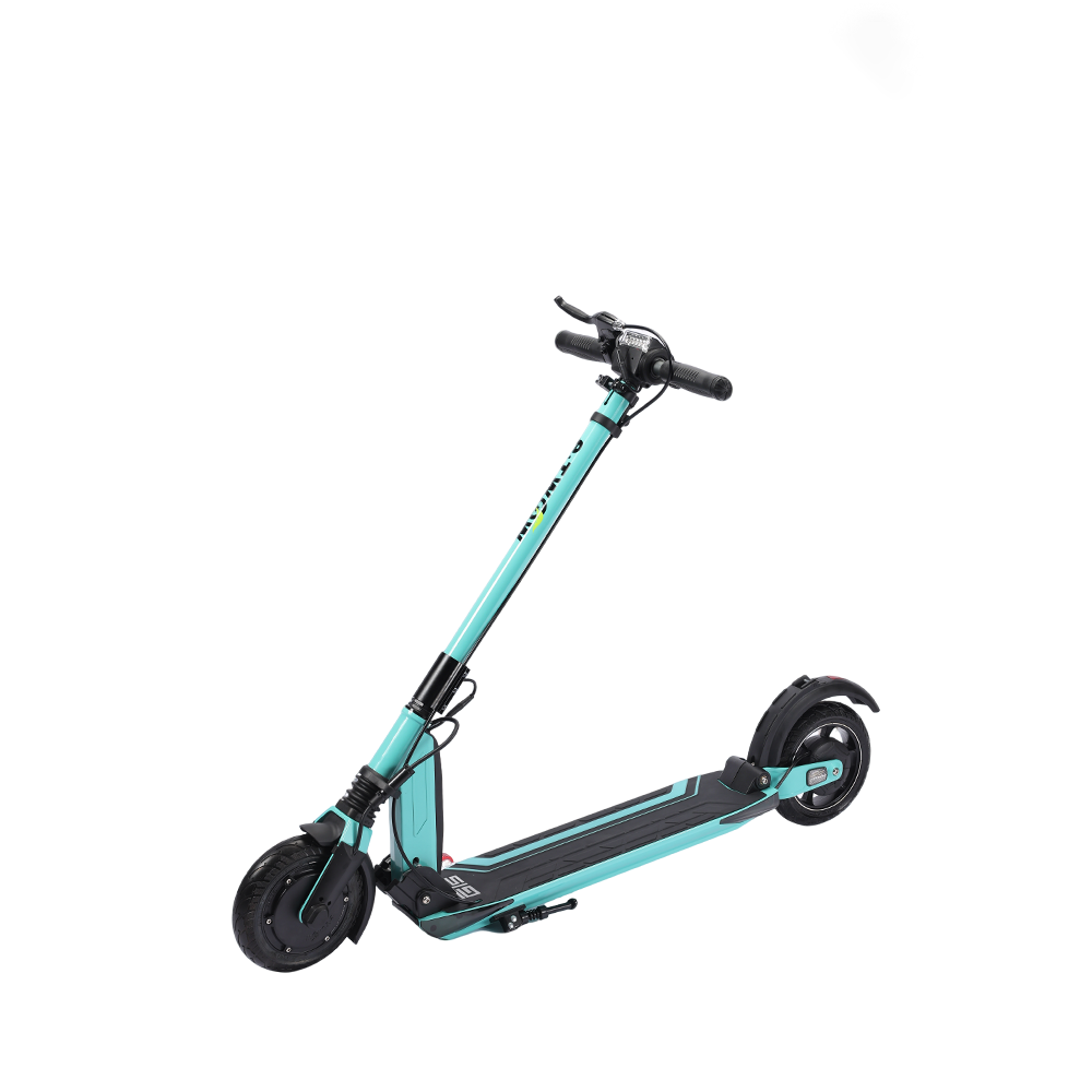 Hulajnoga elektryczna pokazana na białym tle. Jest turkusowa i czarna. Hulajnoga jest pod kątem, widoczna jest kierownica i dwa koła.