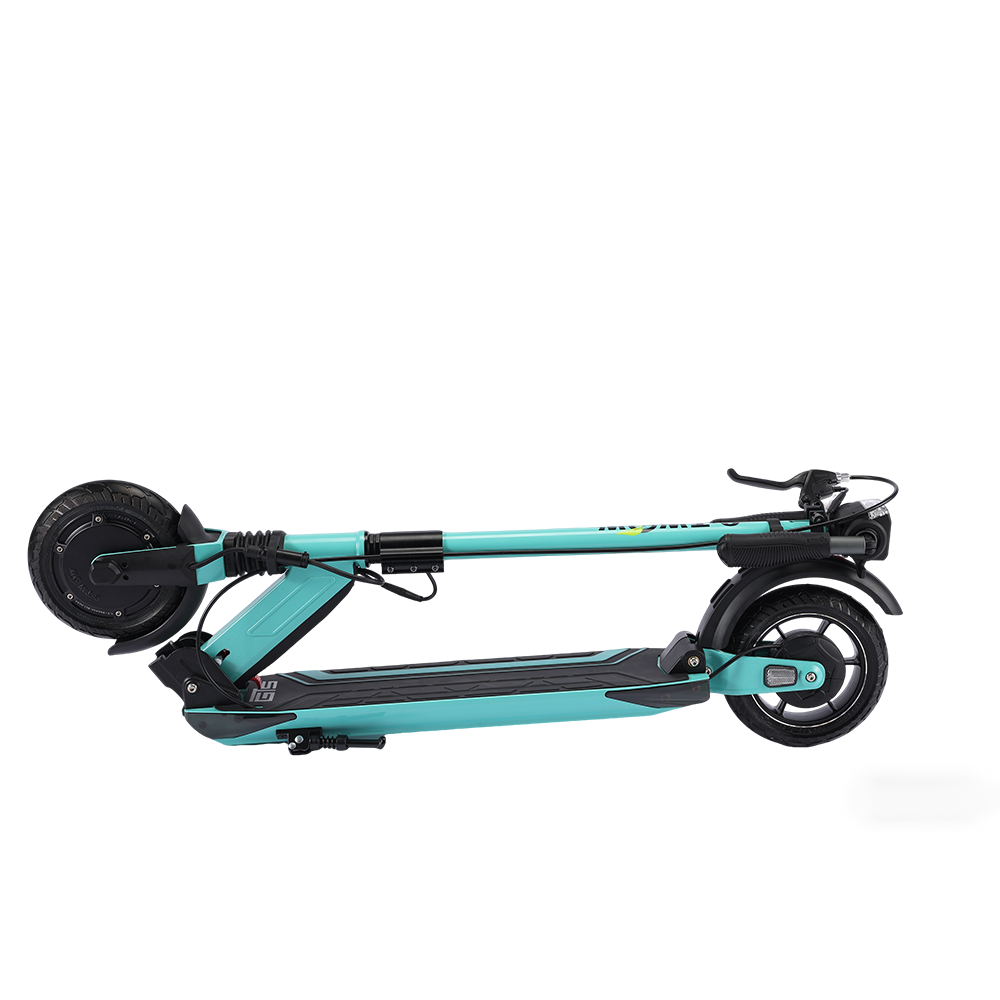 Turkusowa hulajnoga elektryczna na białym tle. Hulajnoga jest złożona i ustawiona pod kątem, widoczne są szczegóły, takie jak koła i kierownica.