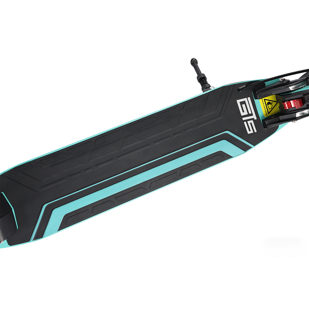 Hulajnoga elektryczna z czarnym i turkusowym pokładem. Hulajnoga ma markę GTS i naklejkę ostrzegawczą.