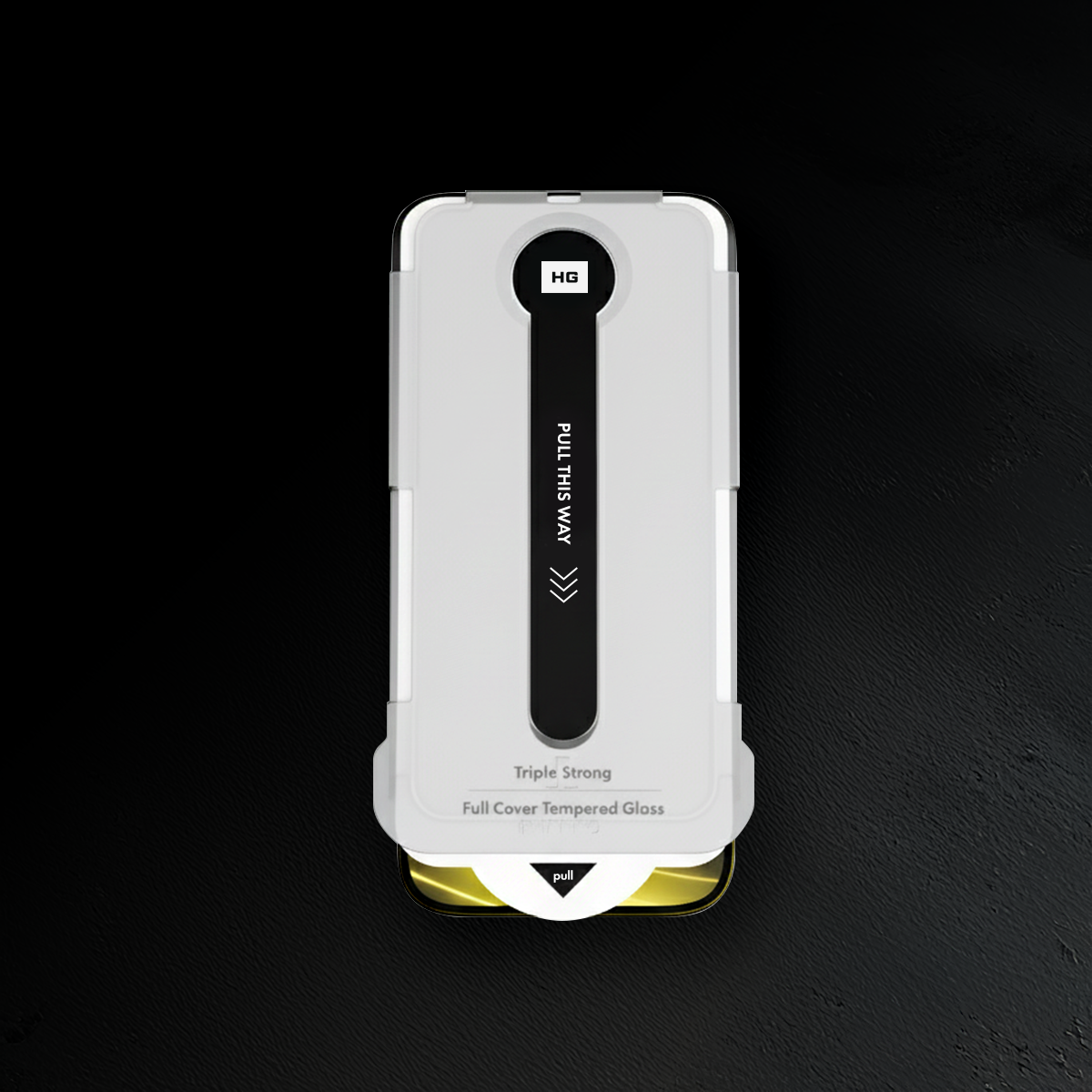 Telefon z białą osłoną ochronną, czarny uchwyt z napisem 'PULL THIS WAY'. Na czarnej powierzchni.