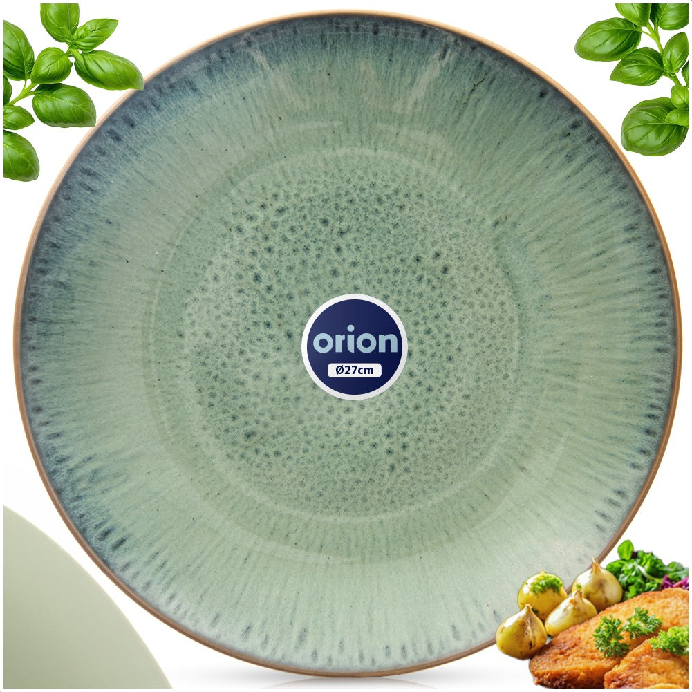 Un plato de cerámica verde con borde marrón. Hojas de albahaca y guarnición adornan el plato. El plato tiene una pegatina de Orion.