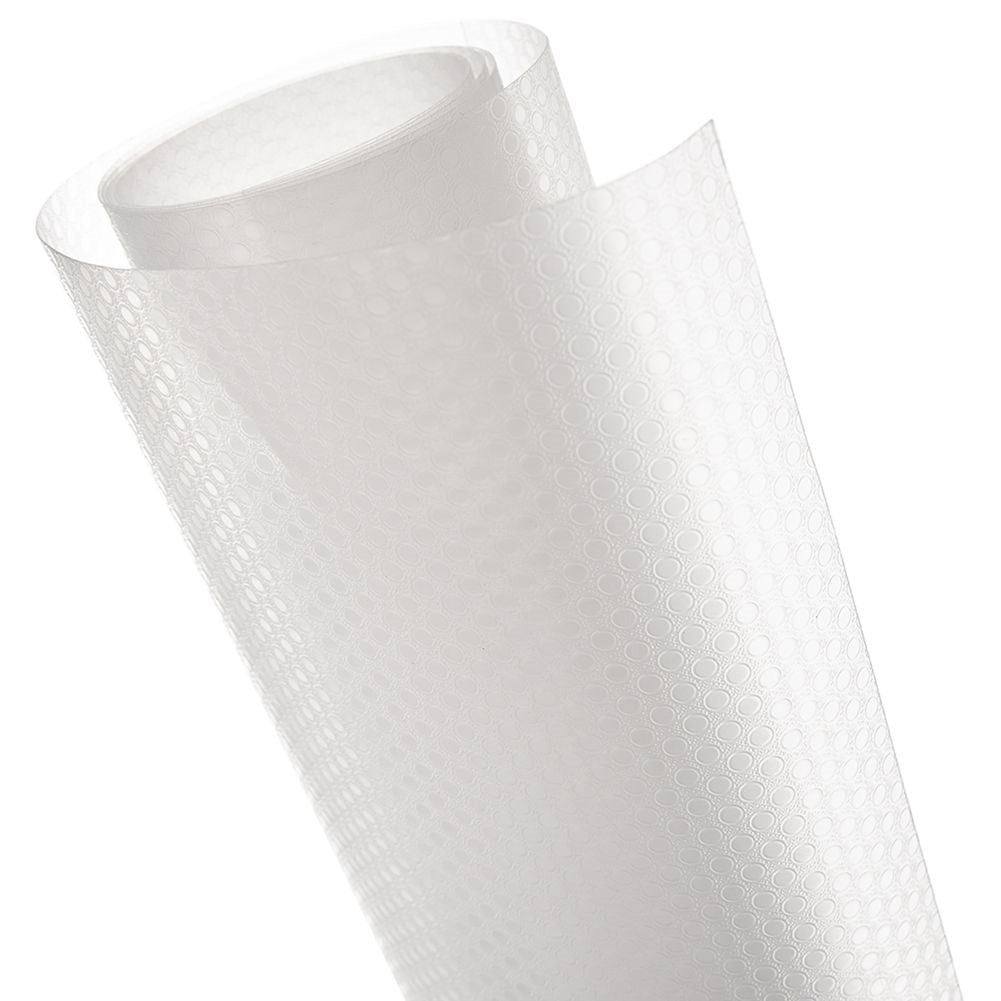 Primer plano de un rollo de papel blanco texturizado. El papel tiene un patrón de pequeños círculos. El rollo está parcialmente desenrollado.