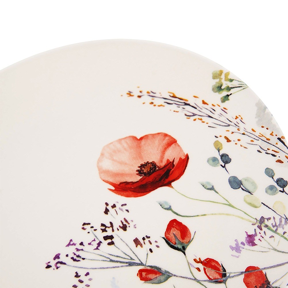 Un plato blanco con diseño floral acuarela. Cuenta con amapola roja, capullos y hojas verdes.