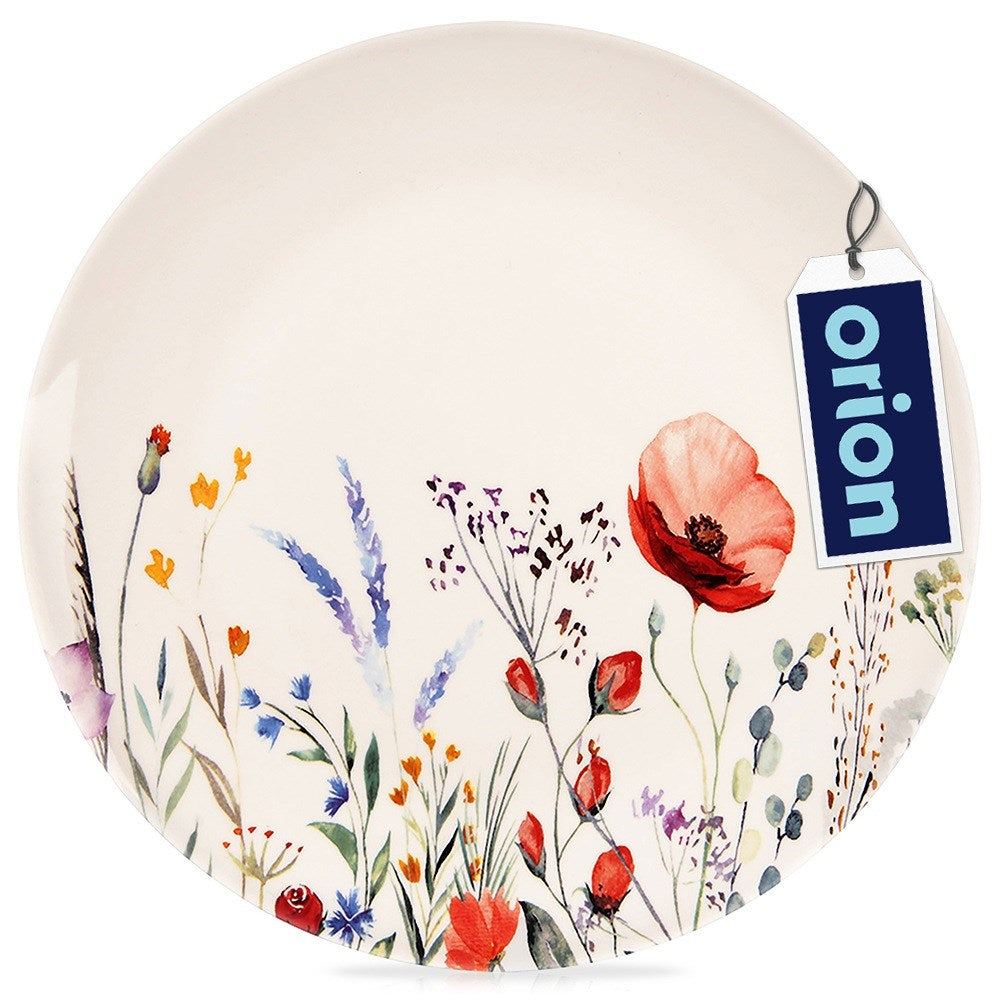 Un plato redondo con diseño floral en acuarela, que incluye amapolas, lavanda y otras flores silvestres. Una etiqueta dice 'orion'.