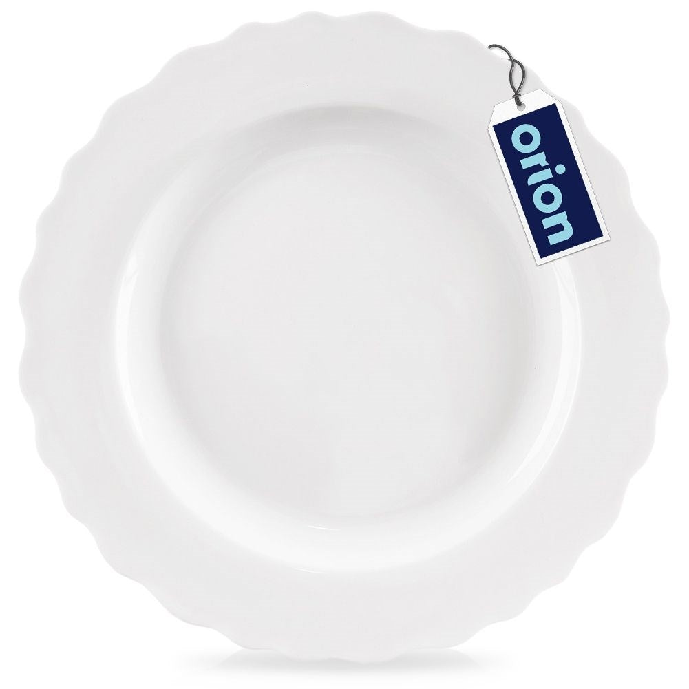 Un plato blanco con borde ondulado. Una etiqueta adjunta dice 'orion'.