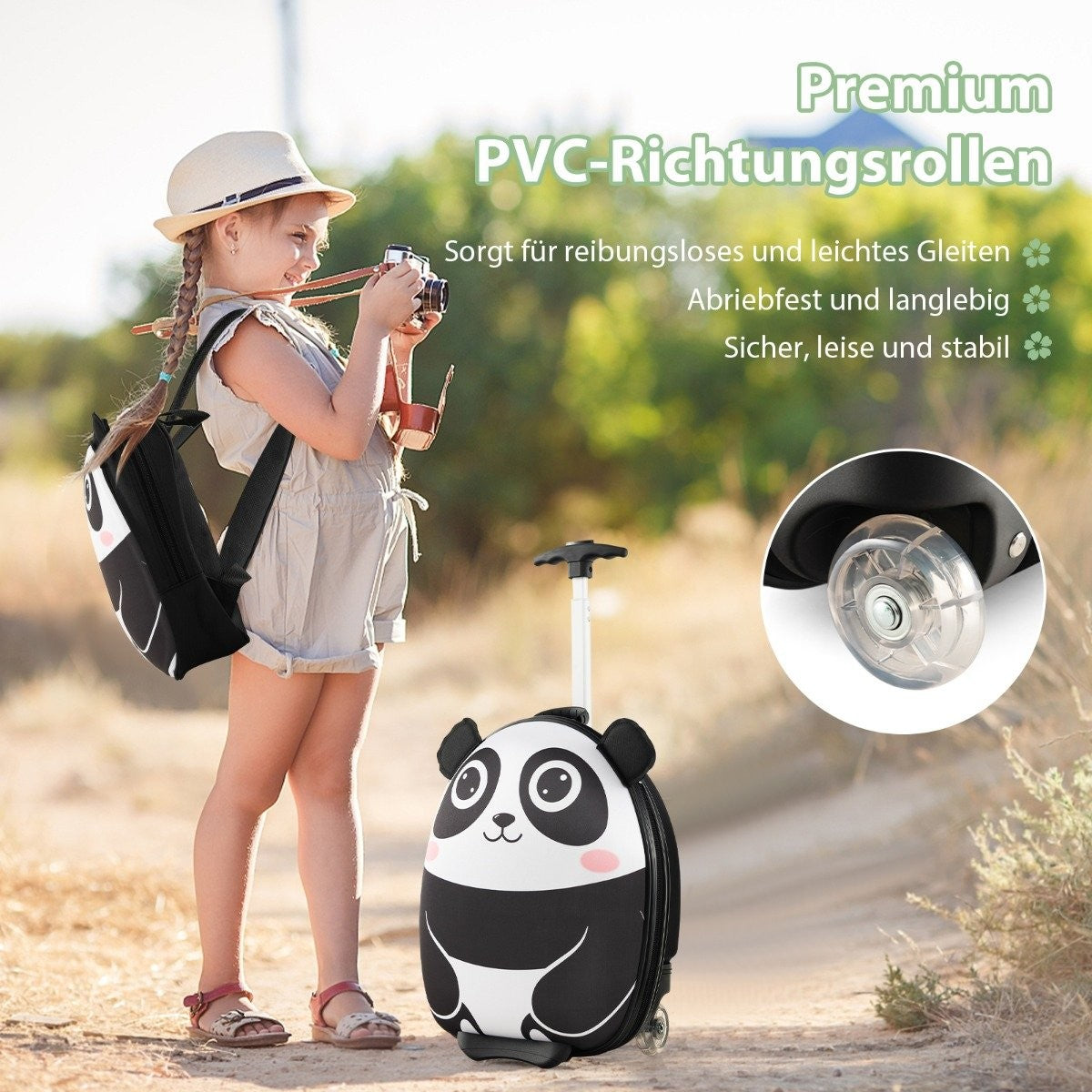 Una niña con mochila y maleta de panda toma una foto. La maleta tiene ruedas. Texto arriba: Premium PVC-Richtungsrollen.