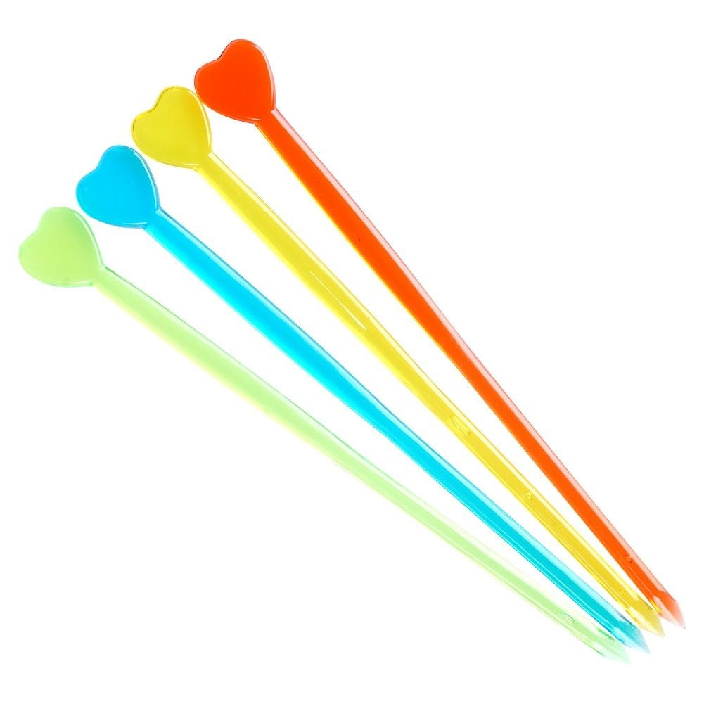 Cinco agitadores coloridos con puntas en forma de corazón. Agitadores verdes, azules, amarillos y naranjas en ángulo sobre fondo blanco.