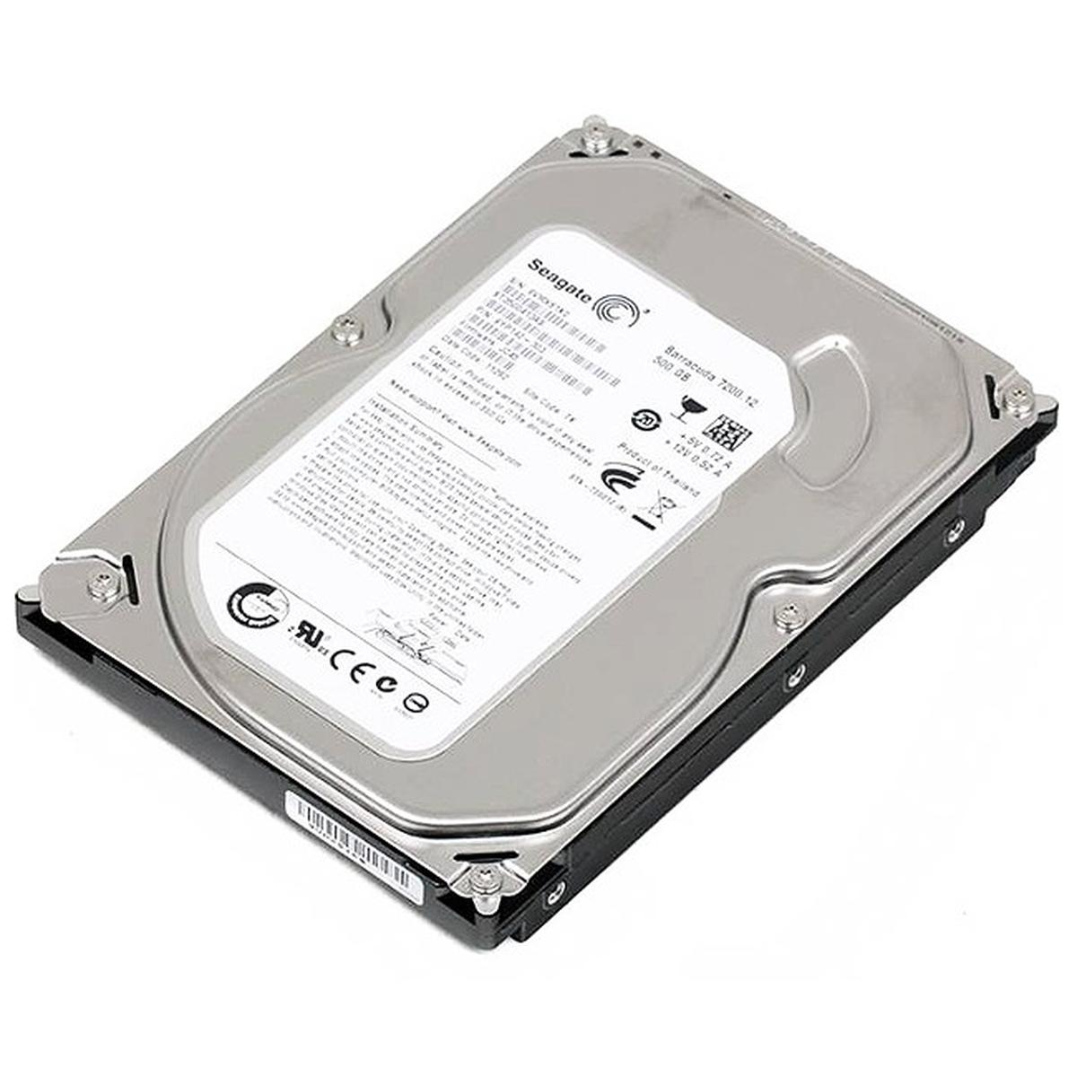Un disco duro Seagate Barracuda plateado con base negra y etiqueta blanca con texto. Tornillos aseguran la unidad.