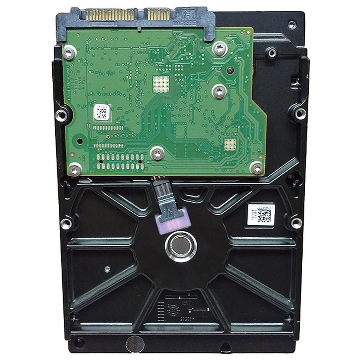 Un disco duro con una placa de circuito verde en la parte superior. La unidad es negra con tornillos y conectores plateados.