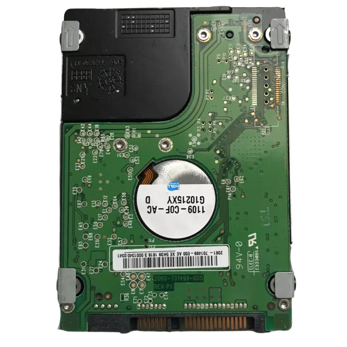 Un circuito stampato verde di un disco rigido con vari componenti ed etichette. Cassa nera sopra.
