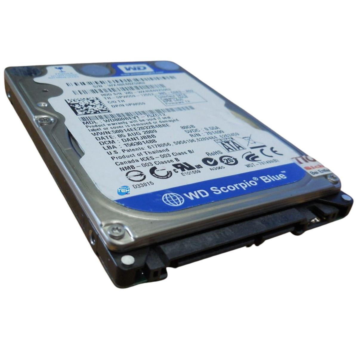 Un disco rigido WD Scorpio Blue, parte superiore argentata con etichetta blu, dettagli stampati sopra. Connettore in basso.
