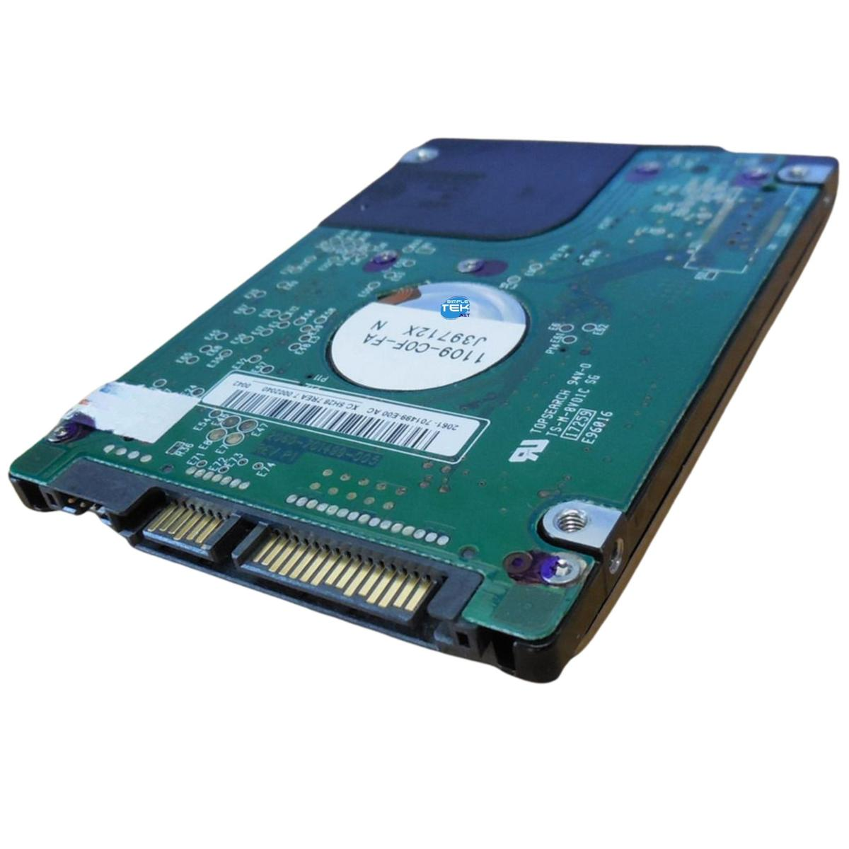 Primo piano di un disco rigido. Ha un circuito stampato verde con testo e connettori. La parte superiore è nera. Lo sfondo è bianco.