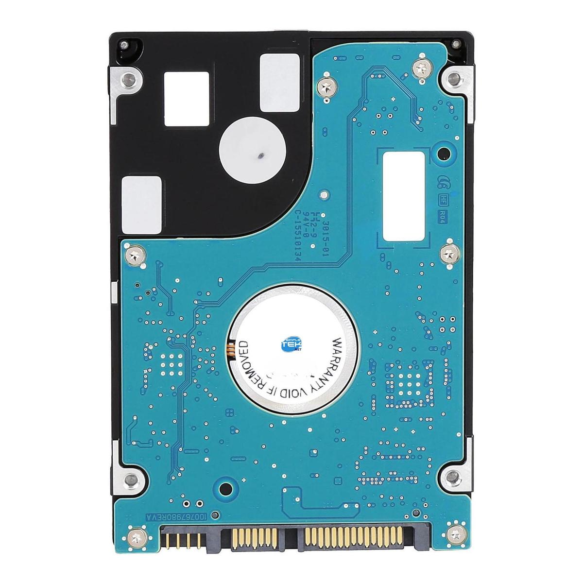 Un disco rigido con parte superiore nera e circuito stampato blu. Ha un adesivo di garanzia e vari componenti elettronici.