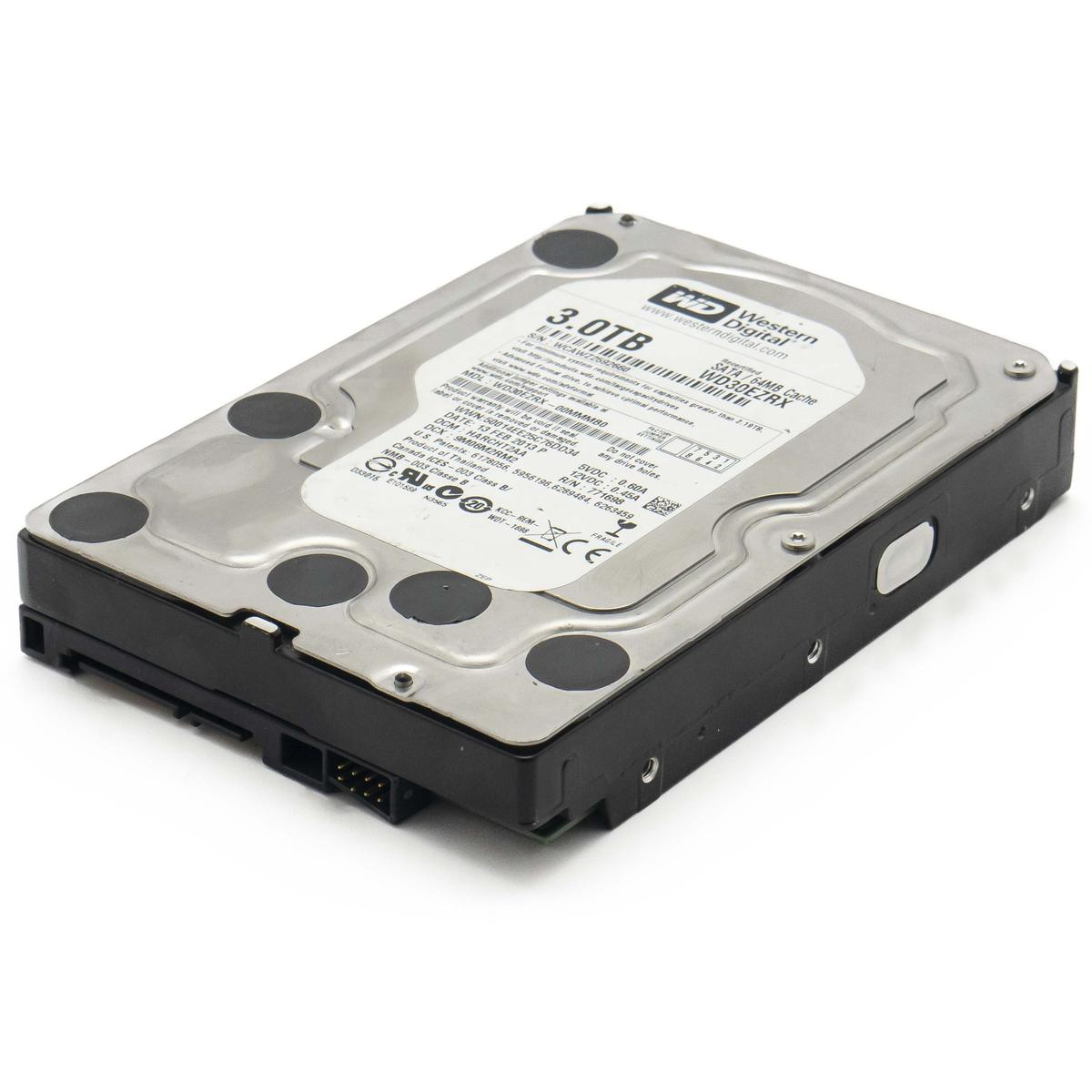 Un disco rigido Western Digital da 3,0 TB. È argento e nero. Etichetta con testo visibile. È su una superficie bianca.