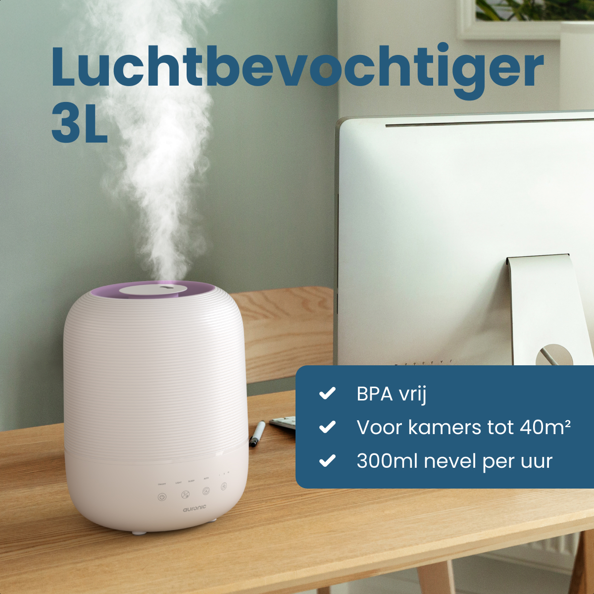 A white humidifier with purple top emits mist. It's on a wooden table near a monitor. Text reads 'Luchtbevochtiger 3L'.