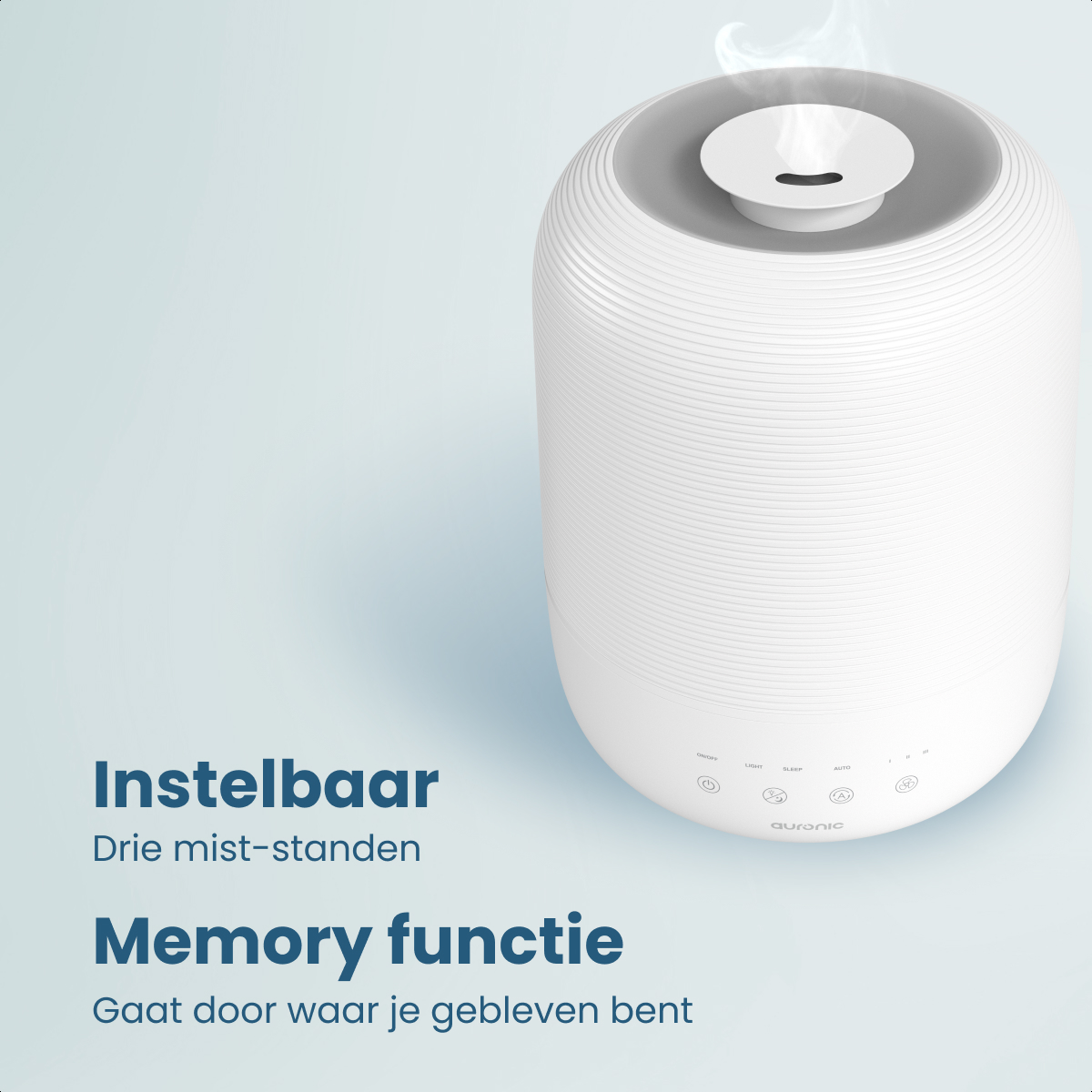 A white humidifier with steam coming out. It has a rounded design. Text in Dutch describes features.