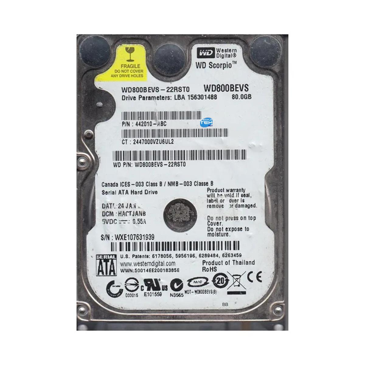 Un disco rigido con etichette che mostrano dettagli. È un WD Scorpio, modello WD800BEVS. Ci sono avvertenze e specifiche tecniche.