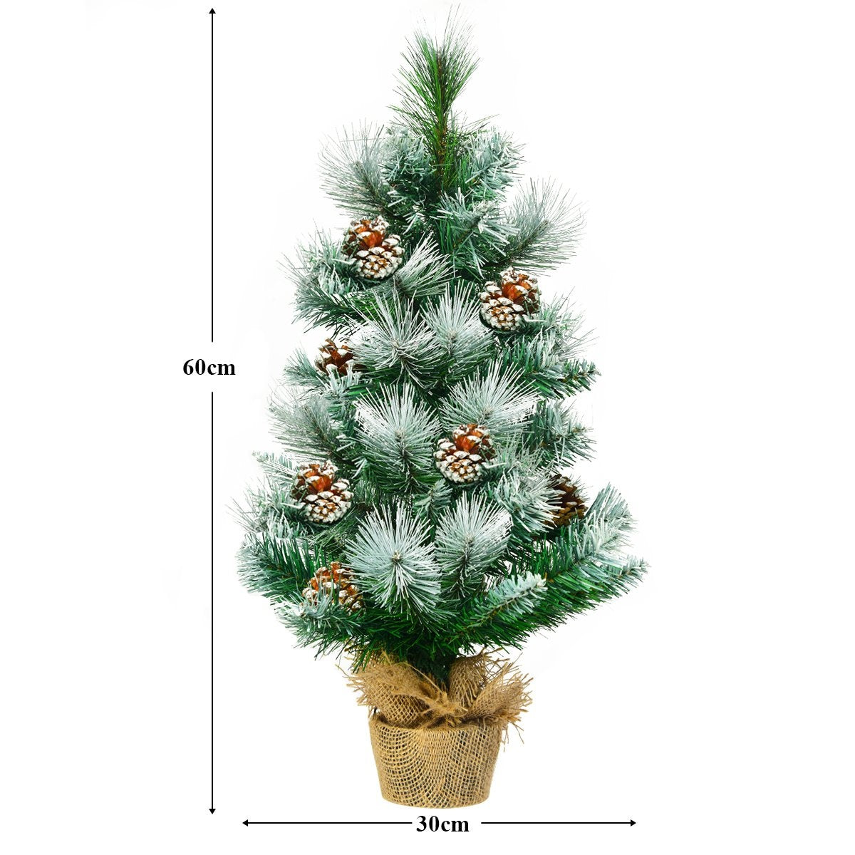 Un pequeño árbol de Navidad artificial con piñas, colocado en una maceta de arpillera. El árbol mide 60 cm de alto y la maceta 30 cm de ancho.
