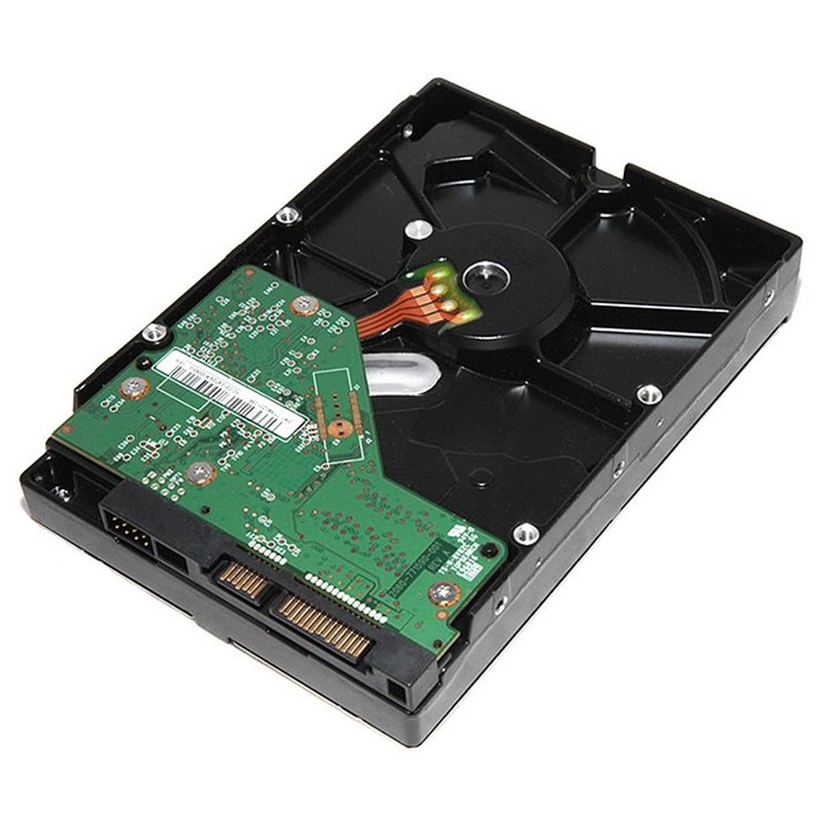 È mostrato un disco rigido, con un circuito stampato verde e un involucro nero. La scheda ha chip e connettori.