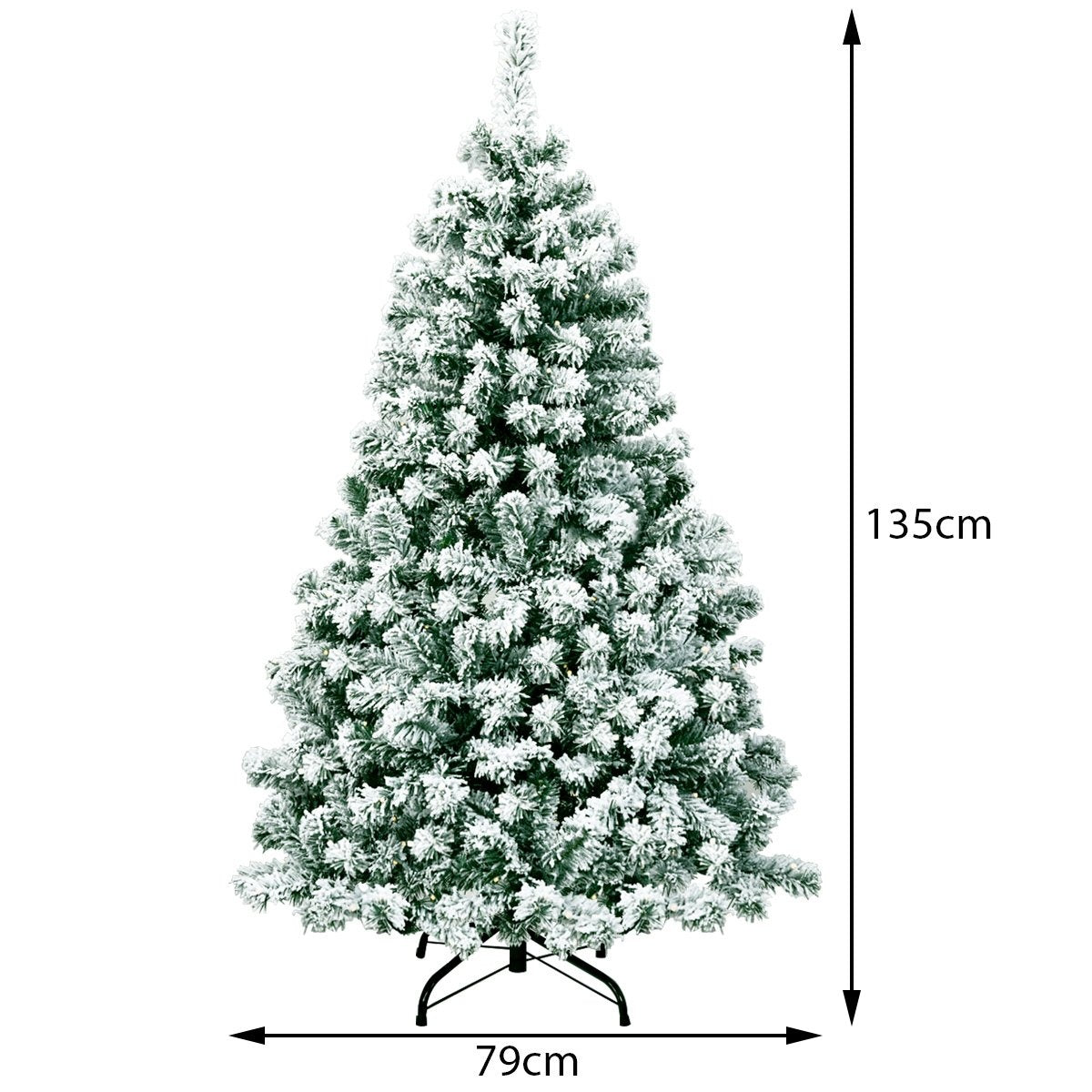 Un árbol de Navidad artificial cubierto de nieve blanca. Mide 135 cm de alto y 79 cm de ancho en la base. Se encuentra sobre un soporte metálico negro.
