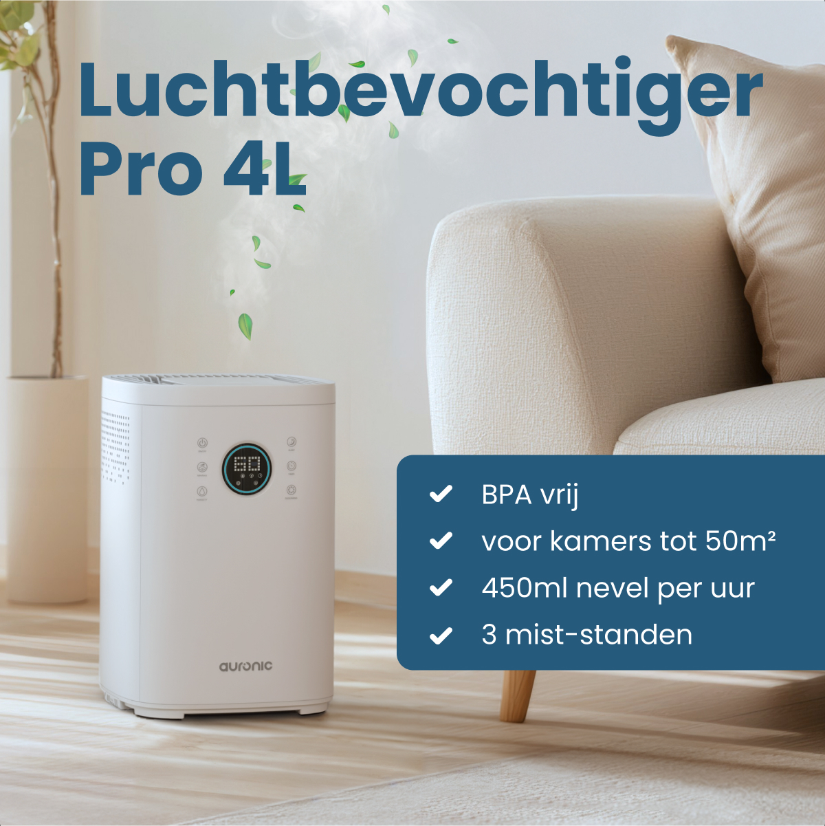Ein weißer Luftbefeuchter mit Digitalanzeige steht in einem Raum. Text: 'Luchtbevochtiger Pro 4L'. Ein Sofa und grüne Blätter sind ebenfalls sichtbar.