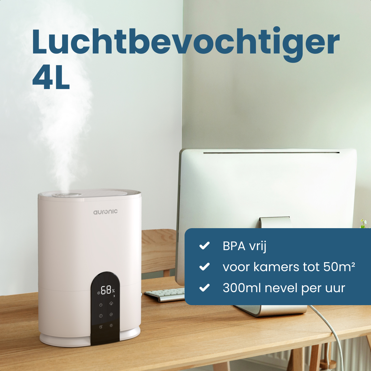 Ein weißer Luftbefeuchter mit Dampf, ein Monitor und eine Tastatur stehen auf einem Holzschreibtisch. Text listet Merkmale wie BPA-frei.