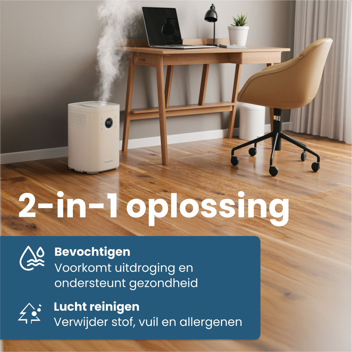 Ein beiger Luftreiniger stößt Dampf aus. Dahinter ein Holztisch mit Laptop, Pflanze und Lampe. Rechts ein Stuhl.