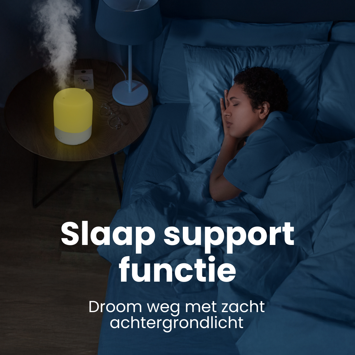 Eine Frau schläft im Bett. Ein Nachttisch hat einen Luftbefeuchter und eine Lampe. Der Text lautet 'Sleep Support Function'.