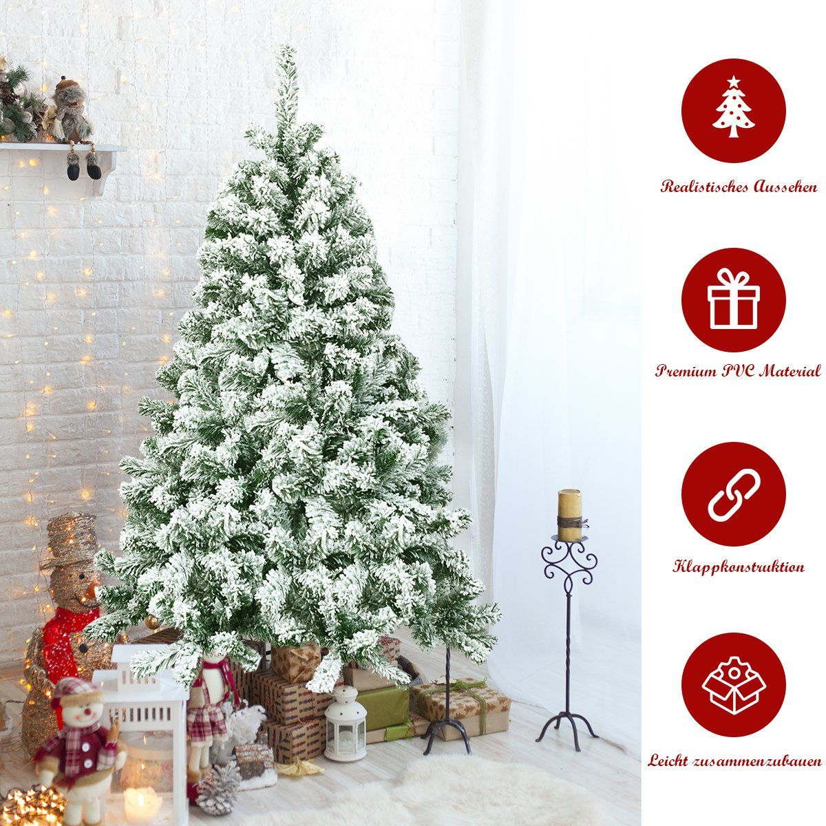 Un árbol de Navidad cubierto de nieve se encuentra en una habitación con regalos y adornos. Un muñeco de nieve y un candelabro están en la escena.