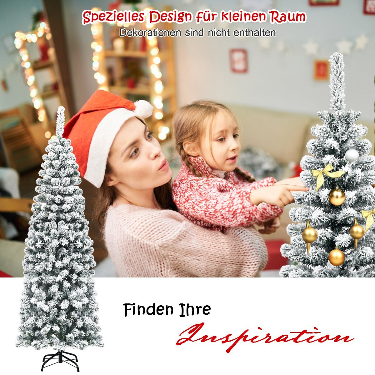 Una mujer sostiene a un niño cerca de un árbol de Navidad. Hay otro árbol a la izquierda. La escena tiene decoración navideña.