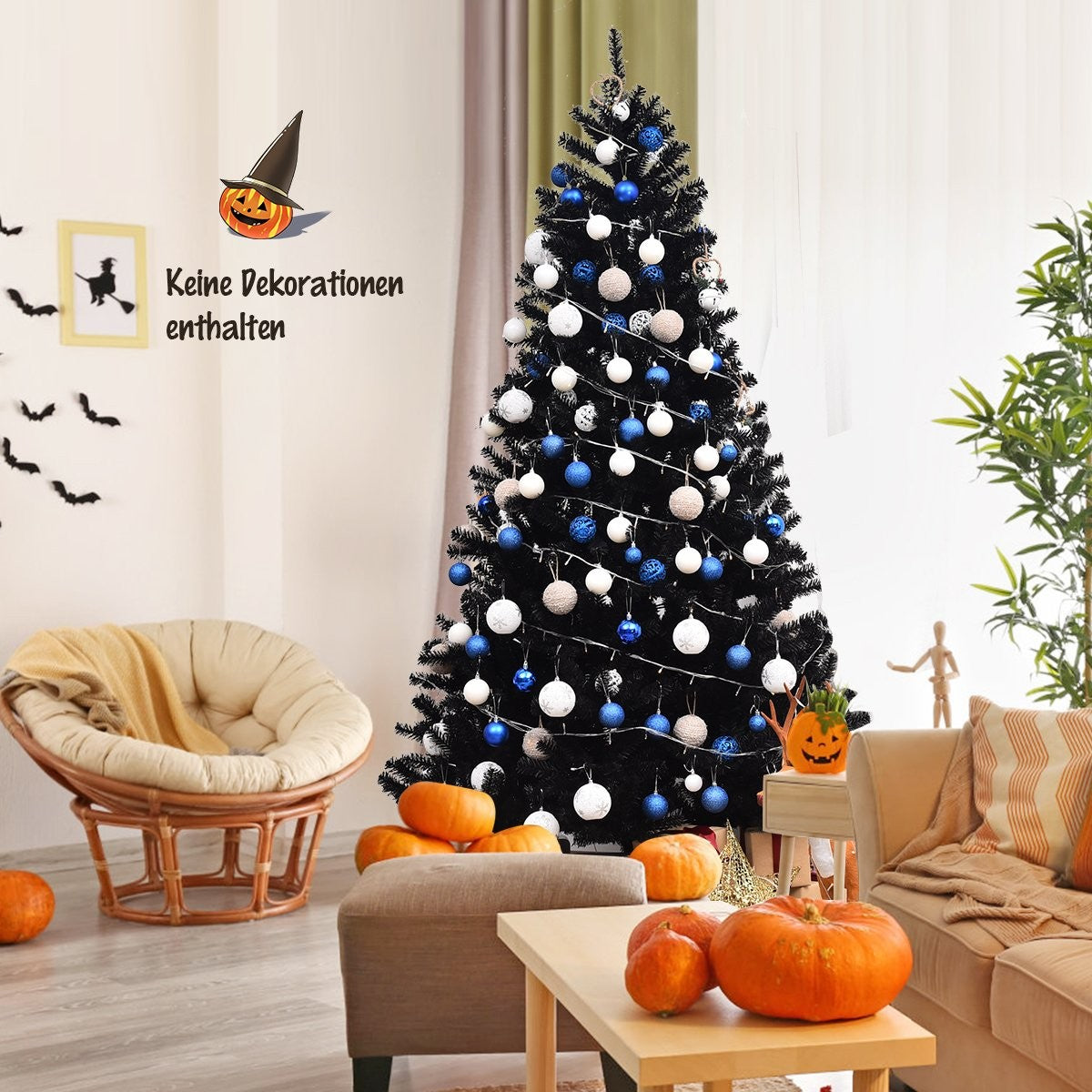 Una habitación con un árbol de Navidad negro decorado, calabazas y una silla cómoda. Decoraciones de Halloween y un árbol con adornos.