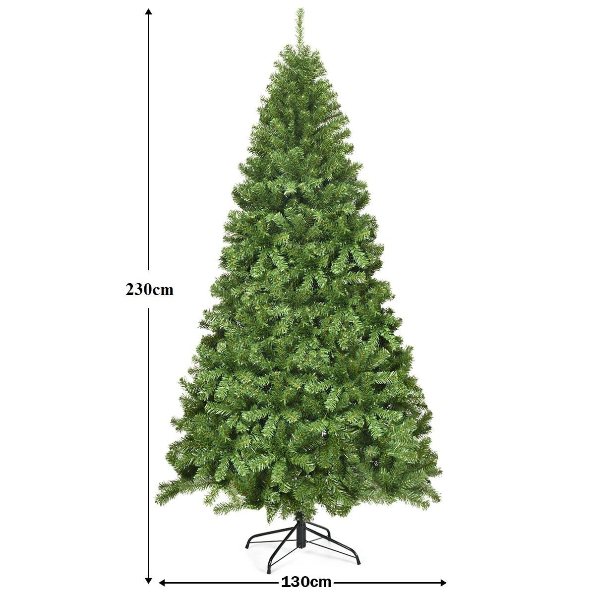 Un árbol de Navidad artificial verde, 230 cm de alto y 130 cm de ancho, sobre un soporte de metal negro, sobre fondo blanco.