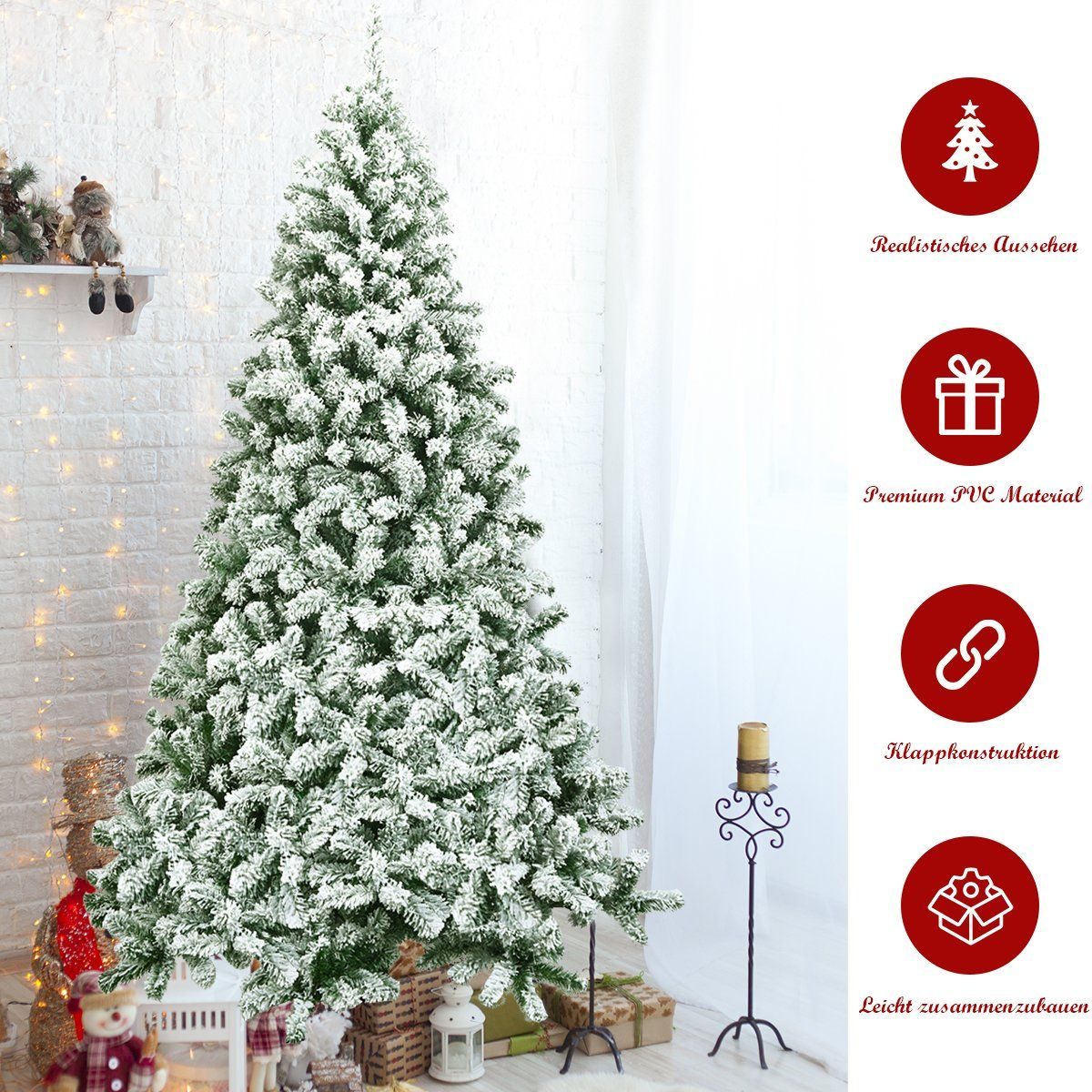 Un gran árbol de Navidad cubierto de nieve está en una habitación. Un estante con muñecas está en el fondo. Adornos y regalos en la base.