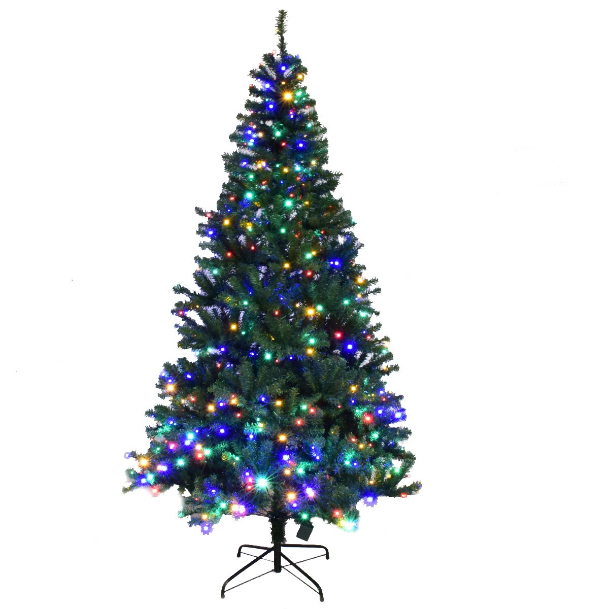 Un árbol de Navidad iluminado. Las agujas verdes están adornadas con luces de colores. El árbol está sobre un soporte de metal negro.