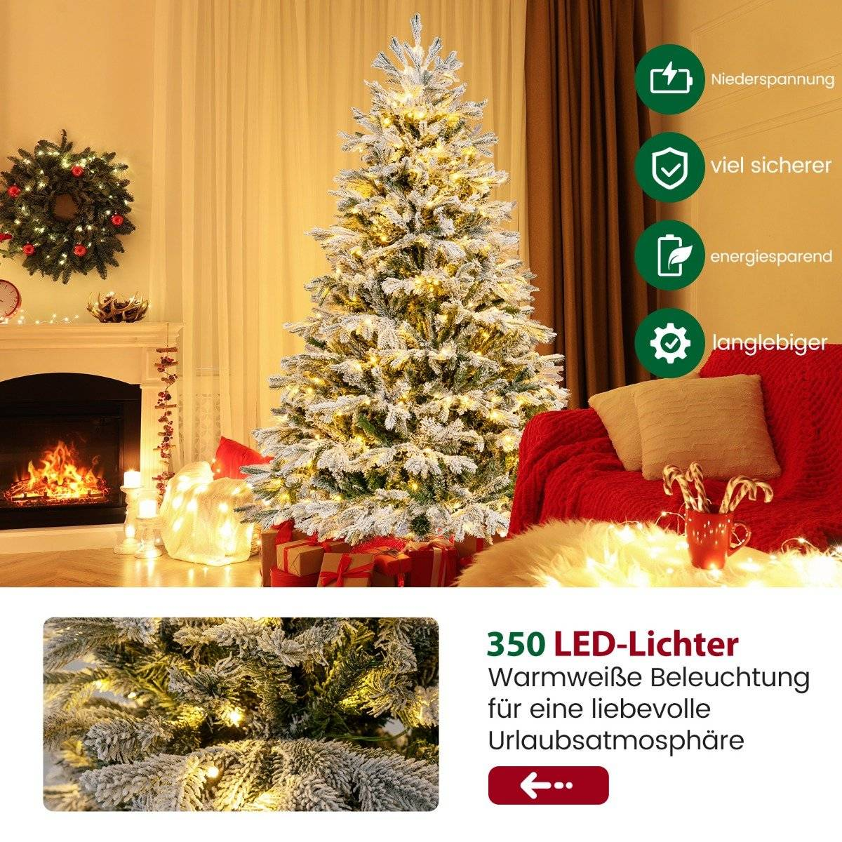 Un árbol de Navidad decorado con luces está en una acogedora sala de estar. Una corona cuelga sobre una chimenea. Un sofá rojo está a la derecha.