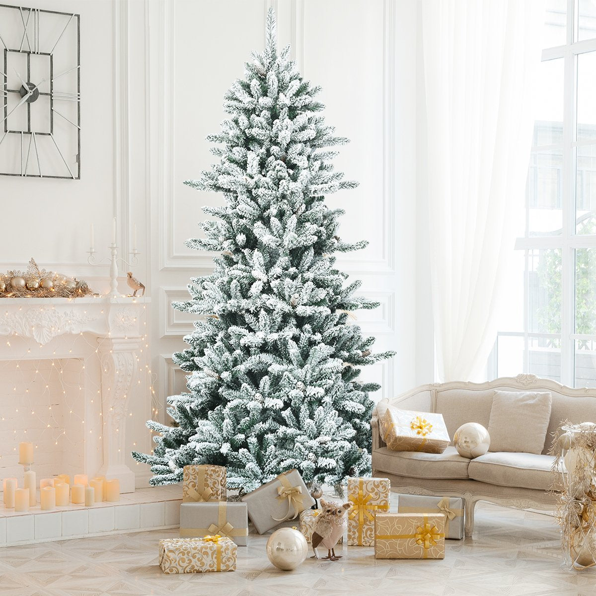 Un árbol de Navidad decorado en una habitación luminosa. Regalos y adornos en la base y alrededor del árbol. Un sofá al fondo.