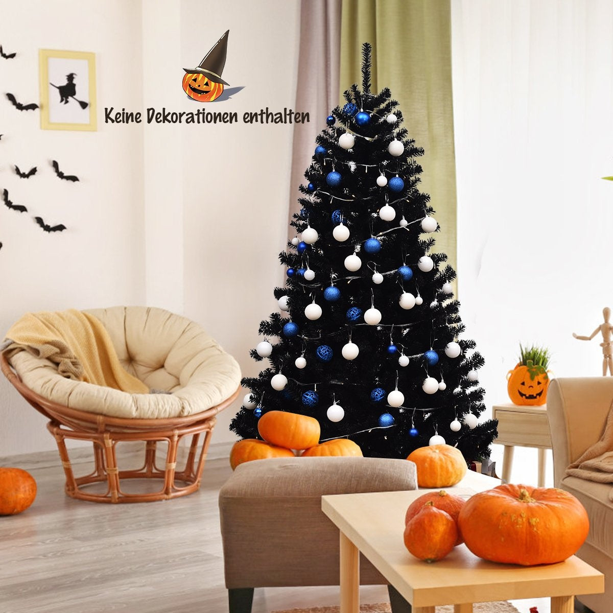 Salón con un árbol de Navidad negro decorado con adornos azules y blancos, calabazas y un sombrero de bruja.