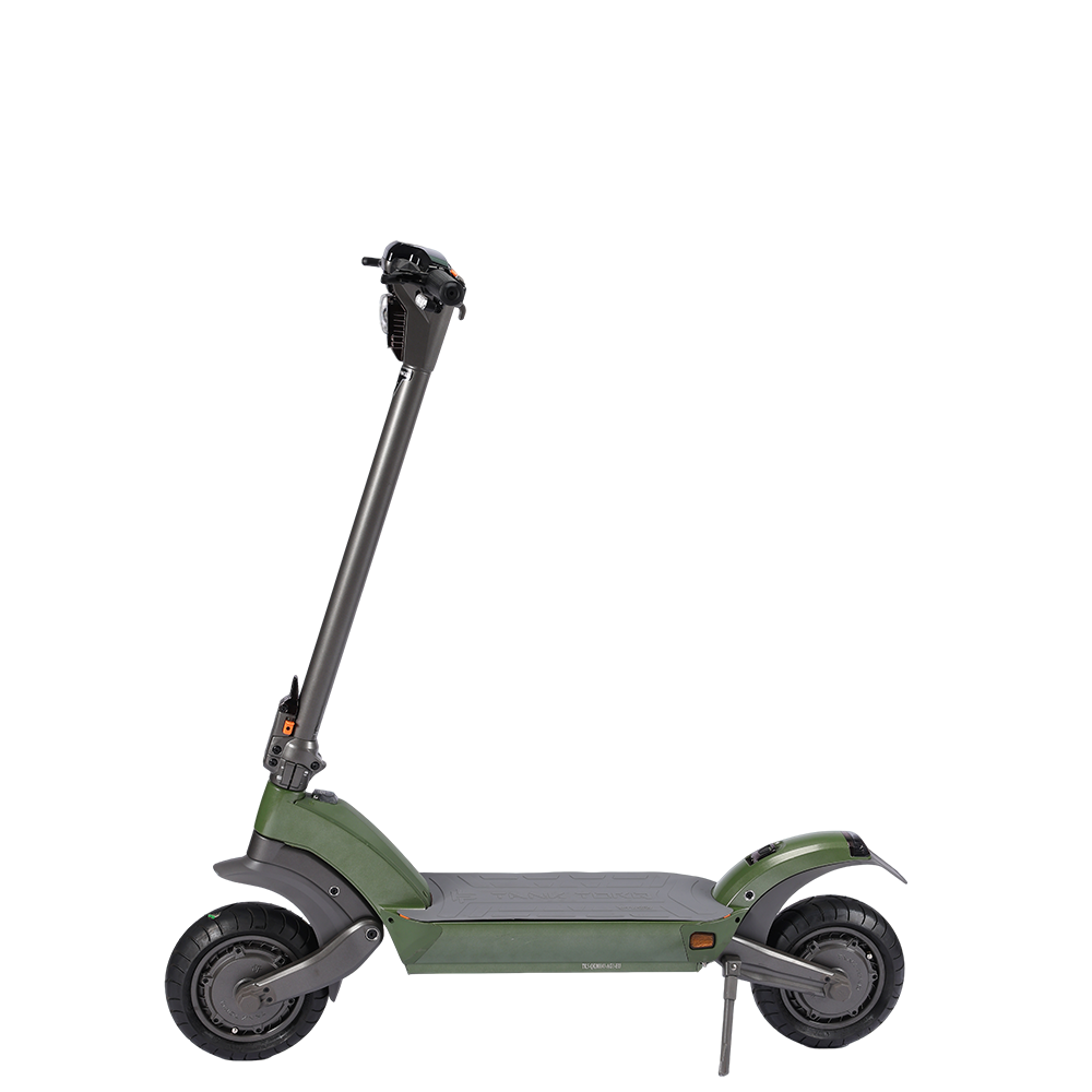 Oliwkowo-zielona hulajnoga elektryczna na białym tle. Ma duże koła i długą kolumnę z kierownicą.