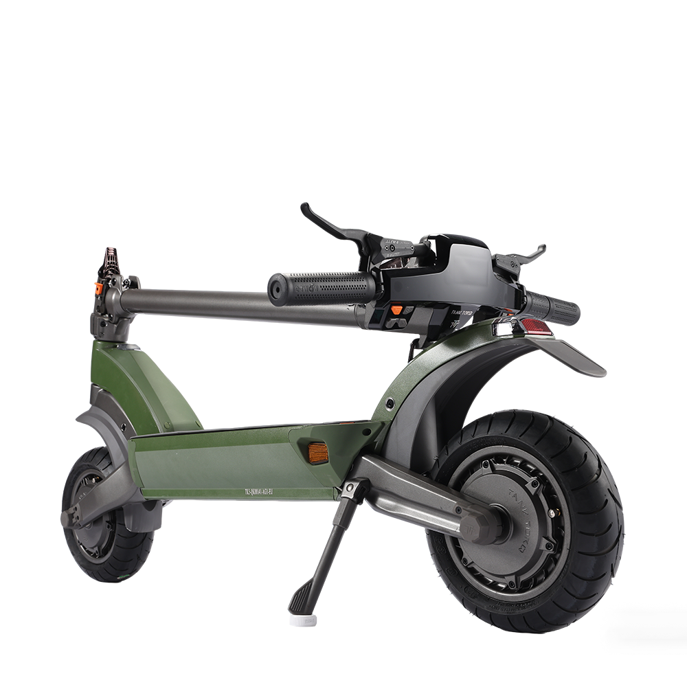 Zielona hulajnoga elektryczna na białym tle. Ma czarną kierownicę i dwa koła. Podpórka jest opuszczona.